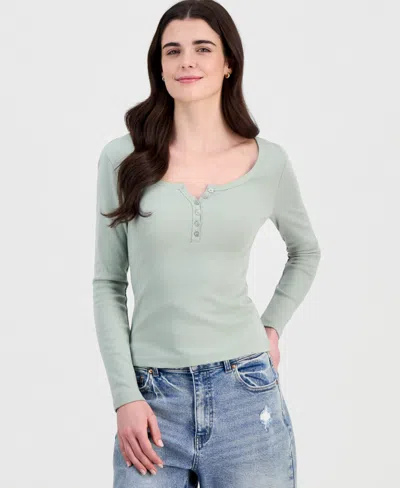 Hippie Rose Juniors' Scoop-neck Long-line Henley Top In Green
