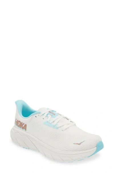 Hoka Arahi 7 Running Shoe In Frost/rose Gold