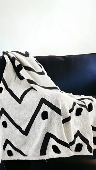 Homezia 50" X 60" Black And White Woven Cotton Chevron Throw Blanket With Tassels