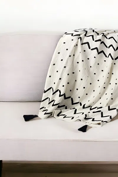 Homezia 50" X 60" Black And White Woven Cotton Chevron Throw Blanket With Tassels