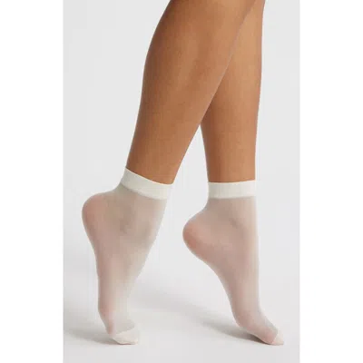Hue Sheer Ankle Socks In White