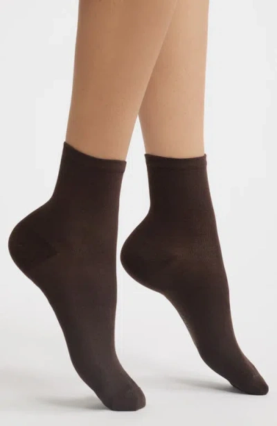 Hue Sleek Crew Socks In Brown