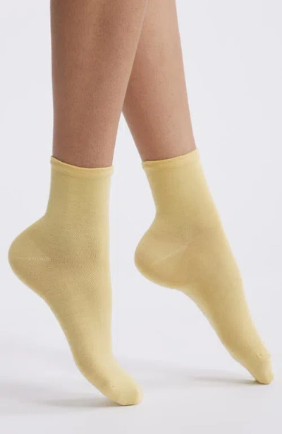 Hue Sleek Crew Socks In Yellow