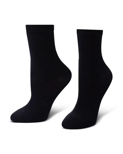 Hue Textured Floral Crew Socks In Black
