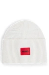 Hugo Boss 레드 로고 라벨 리브드 비니 In White