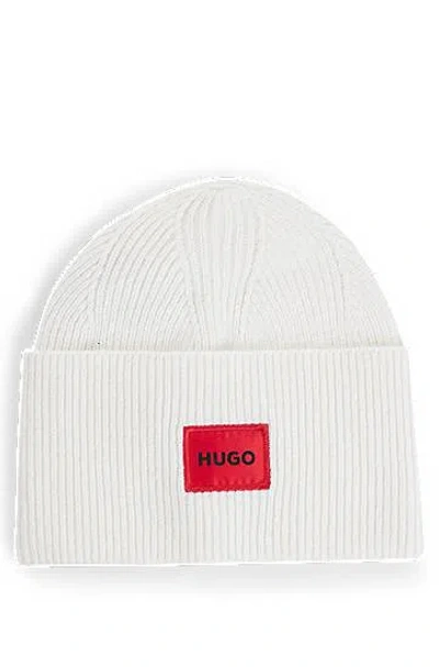 Hugo Boss 레드 로고 라벨 리브드 비니 In White
