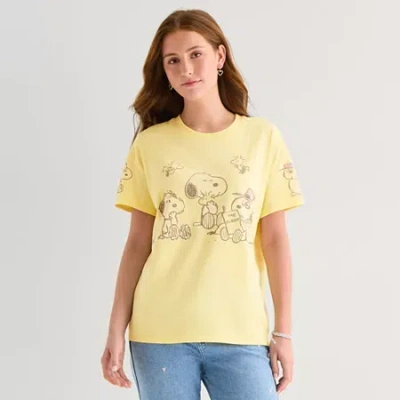 Hybrid Tees Peanuts Boyfriend Tee Womens Juniors Crew Neck Short Sleeve Oversized Peanuts Graphic T-shirt In Yellow