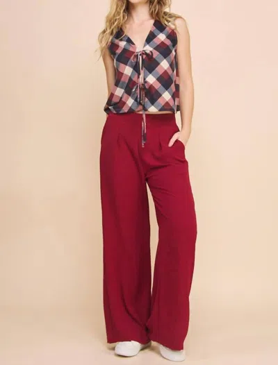 If She Loves Fine Twill Flowy Pants In Burgundy