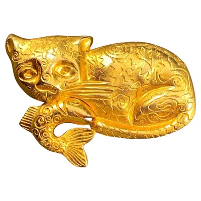Pre-owned Isabel Canovas 1980s Gold Textured Cat With Fish Brooch In Multi