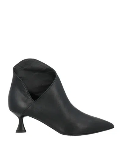 Isabelle  Paris Isabelle Paris Woman Ankle Boots Black Size 6.5 Leather