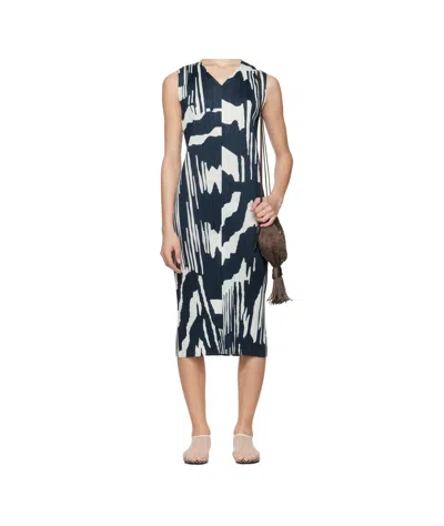 Issey Miyake V-neck Sleeveless Dress In Black