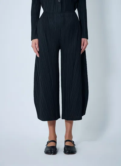 Issey Miyake Cropped Pleated Pants In Black