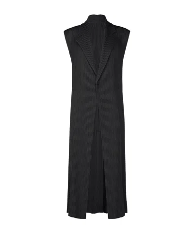 Issey Miyake Hatching Sleeveless Coat In Black