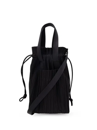 Issey Miyake Pleated Drawstring Tote Bag In Schwarz