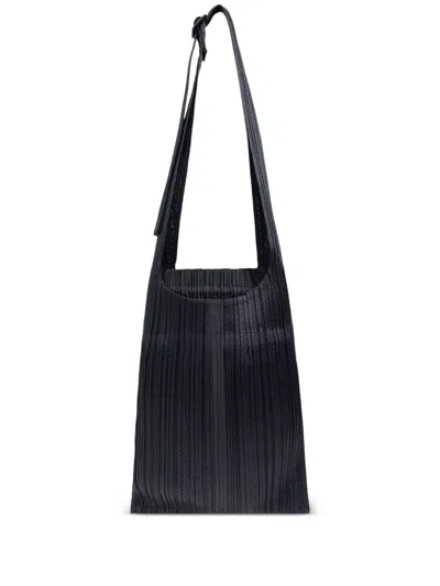 Issey Miyake Pleated Tote Bag In 黑色