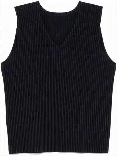 ISSEY MIYAKE SLEEVELESS BLACK VEST WITH V-NECKLINE AND PLEATED TEXTURE