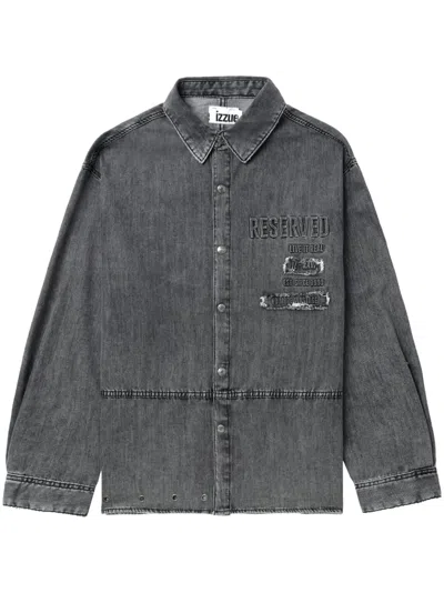 Izzue Slogan-embossed Denim Shirt In Schwarz