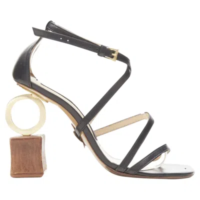 Jacquemus Architectural Wood Block Ring Strappy Heel In Black