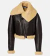 Jacquemus Aviatore Cropped Shearling-trimmed Leather Jacket In Brown
