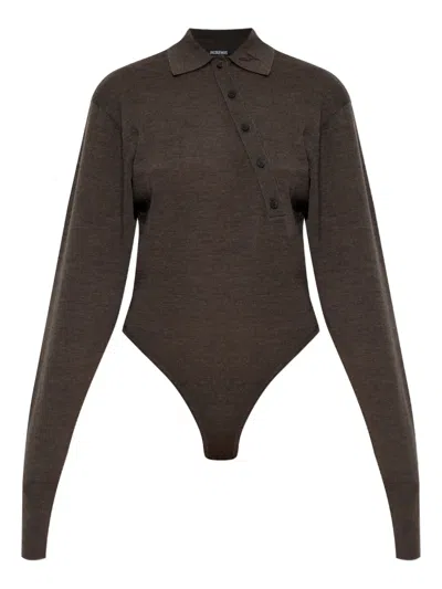 Jacquemus Buttoned Polo Bodysuit In Brown