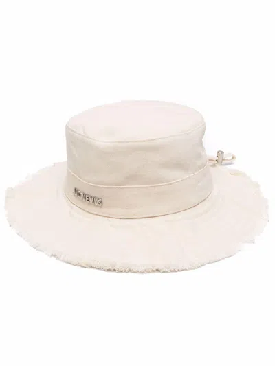 Jacquemus Cappello Le Bob Artichaut Bianco In Cotone Con Logo  In Neutral