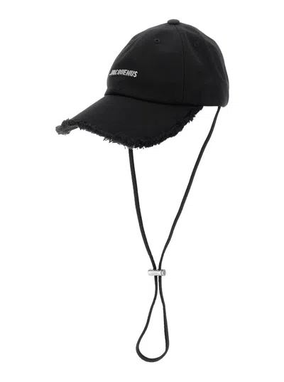 JACQUEMUS CAPPELLO 'LE CASQUETTE ARTICHAUT' CON COULISSE IN COTONE NERO UOMO