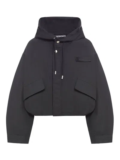 Jacquemus Cropped Hooded Sweatshirt With Oversized Sleeves And Drawstring In Black