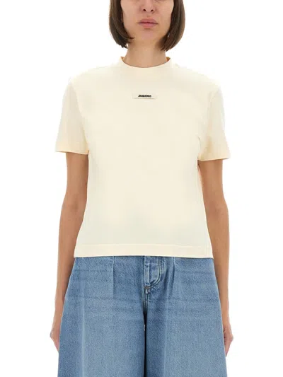 JACQUEMUS JACQUEMUS COTTON T-SHIRT WITH LOGO PLAQUE