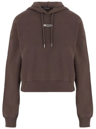 JACQUEMUS CROPPED BROWN HOODIE WITH GROSGRAIN DETAIL AND LOGO