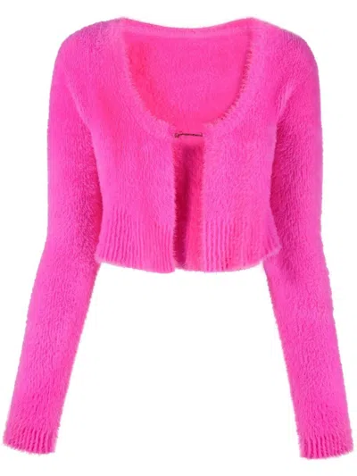 Jacquemus Gold Toned Logo Charm Cropped Cardigan In Pink