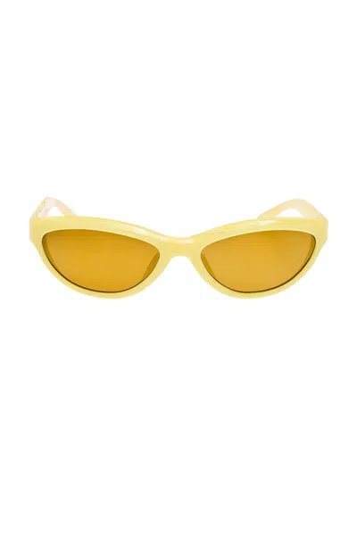 Jacquemus Curvo Sunglasses In Yellow