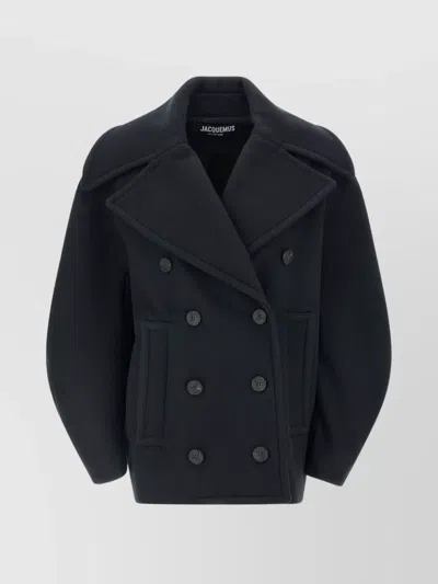 JACQUEMUS DOUBLE-BREASTED COAT FEATURING NOTCHED LAPELS