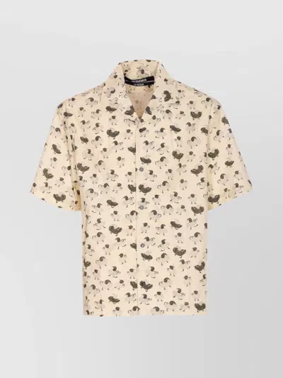 Jacquemus Duck Print Short Sleeve Button-down Shirt In Neutral