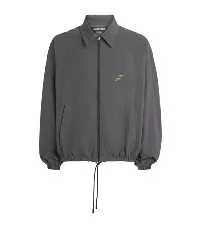JACQUEMUS JACQUEMUS EMBROIDERED INITIAL WINDBREAKER JACKET