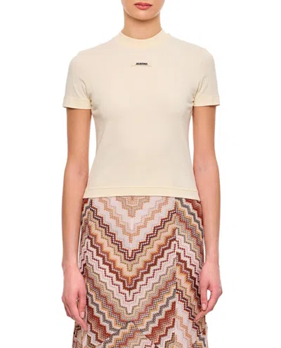 JACQUEMUS FITTED ROUND NECK T-SHIRT WITH LOGO LABEL IN BEIGE