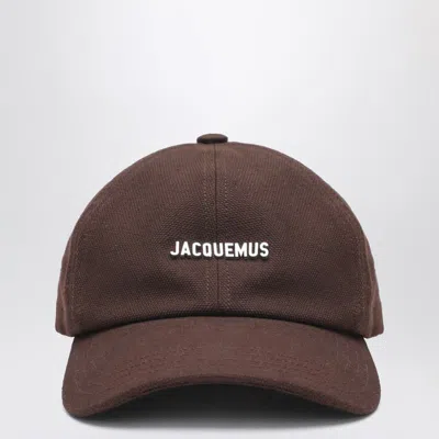Jacquemus Gadjo Logo-plaque Baseball Cap In Brown