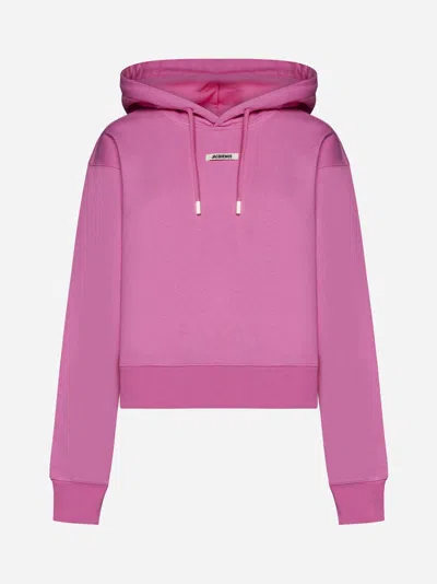 Jacquemus Pate À Modeler Cropped Logo-print French Cotton-terry Hoodie In Pink