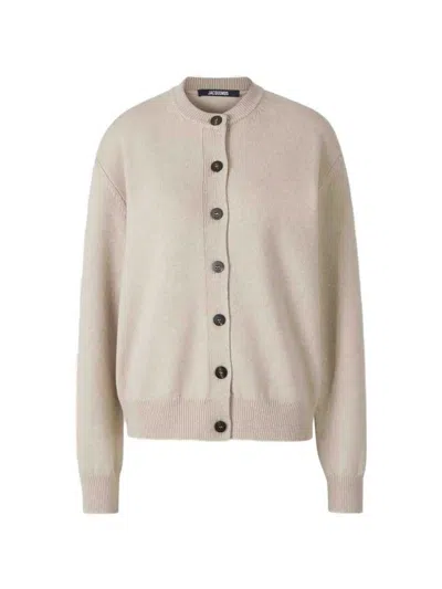 Jacquemus Intarsia Logo Cardigan In Neutral