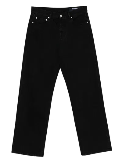 Jacquemus Jeans Dritti Le De-nîmes Droit In Denim Indigo Lavato Con Dettagli Jacron Logo  In Black