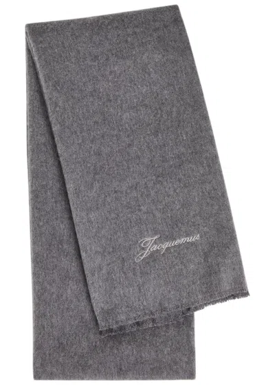 Jacquemus L Echarpe Tailleur Logo-embroidered Wool-blend Scarf In Gray