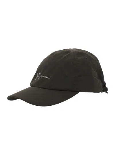Jacquemus La Casquette Balluchon Brown Baseball Cap With Logo Lettering On The Front And Rear Drawstring Closu In Black