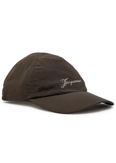 Jacquemus La Casquette Baluchon Logo Nylon Cap In Brown