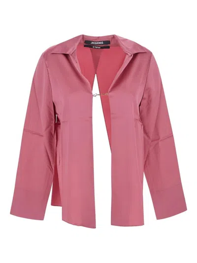 Jacquemus Gold Toned Logo Link Satin Shirt In Pink
