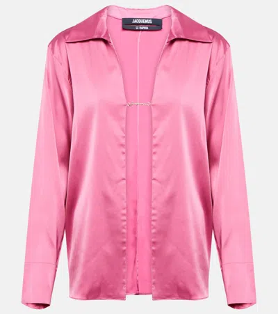 Jacquemus Gold Toned Logo Link Satin Shirt In Pink