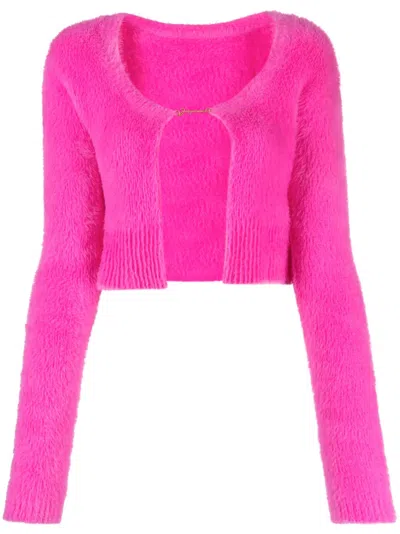 Jacquemus Gold Toned Logo Charm Cropped Cardigan In Pink