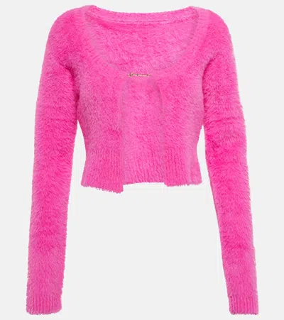 Jacquemus Gold Toned Logo Charm Cropped Cardigan In Pink