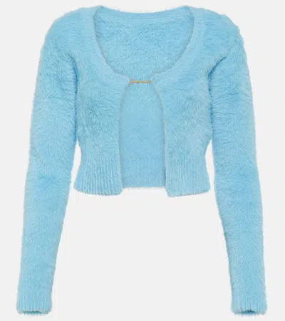Jacquemus La Maille Crop Cardigan With Logo Charm In Blue