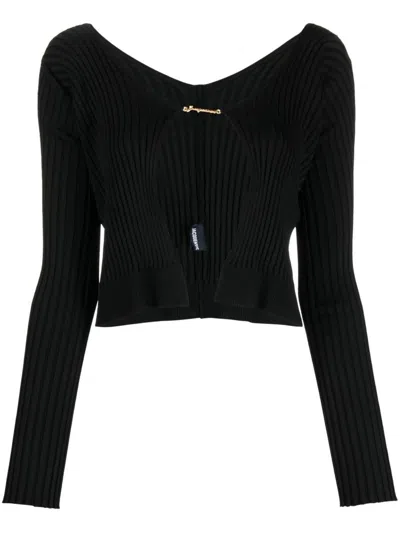 JACQUEMUS 'LA MAILLE PRALU LONGUE' BLACK RIBBED CARDIGAN WITH LOGO CHARM WOMAN