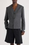 Jacquemus La Veste Sera Fitted Collarless Virgin Wool Blend Blazer In Gray