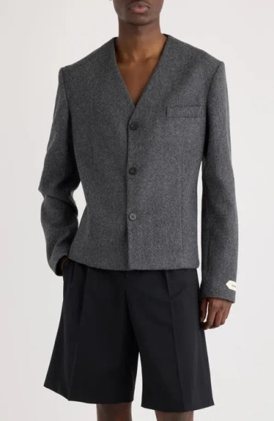 Jacquemus La Veste Sera Fitted Collarless Virgin Wool Blend Blazer In Gray